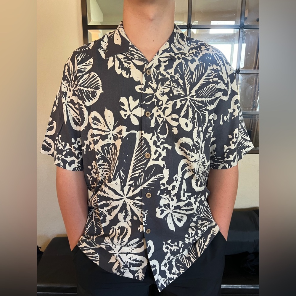 Men’s shirt sleeved buttoned down men’s shirt